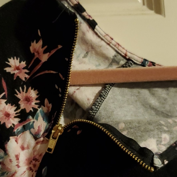 🌺2/$25🌺 Black Floral Crop Top Zipper Accents - Picture 5 of 7